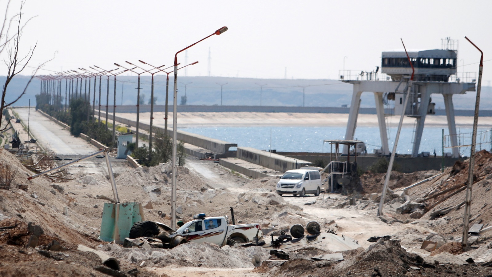 ‪مشهد من الجزء الشمالي لسد طبقة على نهر الفرات في سوريا في 28 مارس/آذار الماضي‬ (رويترز)