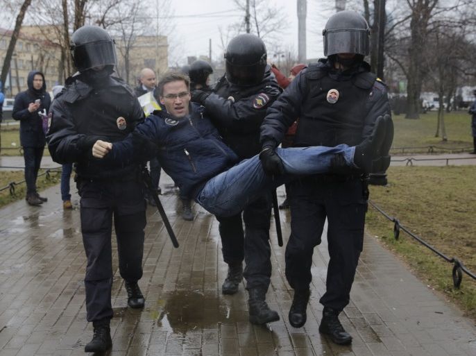 Interior Ministry officers detain a participant of an opposition protest, calling for Russian President Vladimir Putin not to run for another presidential term next year, in St. Petersburg, Russia, April 29, 2017. REUTERS/Anton Vaganov
