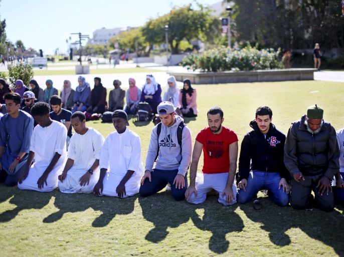 Muslim students hold a prayer before a rally against Islamophobia at San Diego State University in San Diego, California, November 23, 2015. REUTERS/Sandy Huffaker