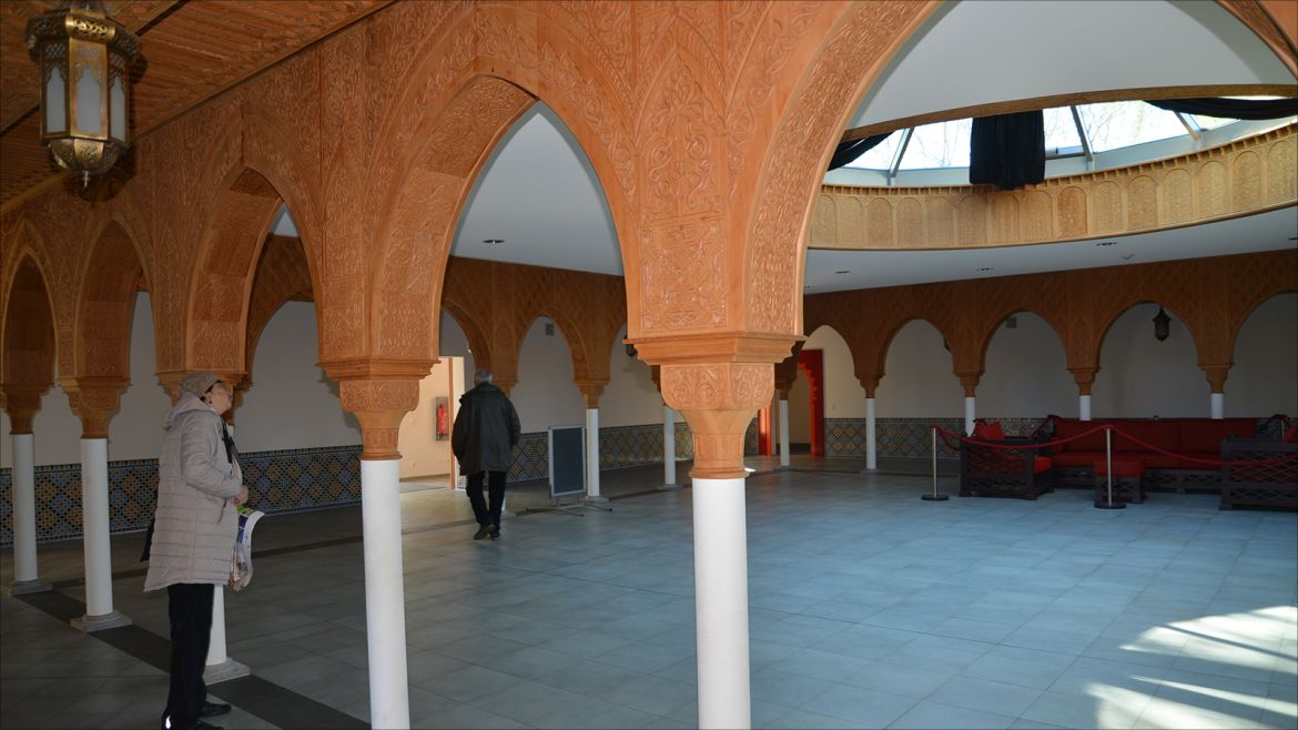 قاعة استقبال قصر عربي بمقدمة الجناح الشرقي بمعرض الحدائق. الجزيرة نت