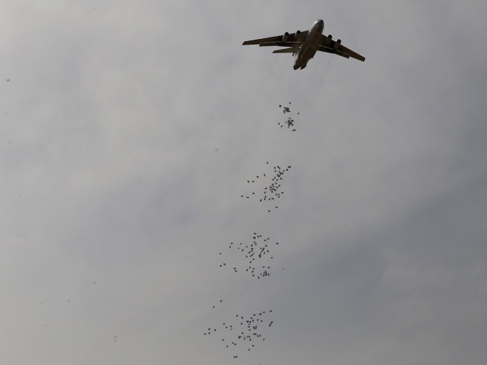 ‪‬ غذاء تسقطه طائرات برنامج الأغذية العالمي يشيع بعض الارتياح في نفوس الجوعى بجنوب السودان