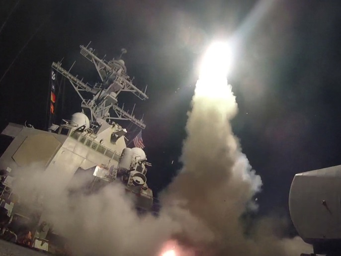 مدمرة أميركية أثناء إطلاقها صاروخ توماهوك على مطار الشعيرات قرب حمص (رويترز)
