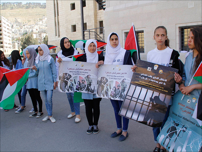 الأطفال حملوا لافتات تندد بجرائم الاحتلال بحق الأسرى (الجزيرة نت)