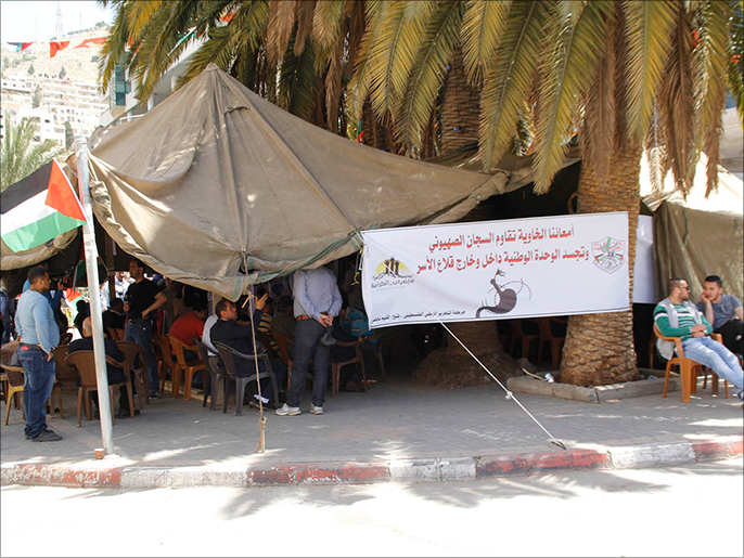 ‪الفعالية انتهت إلى خيمة الاعتصام التي تقام تضامنا مع الأسرى المضربين عن الطعام‬ (الجزيرة نت