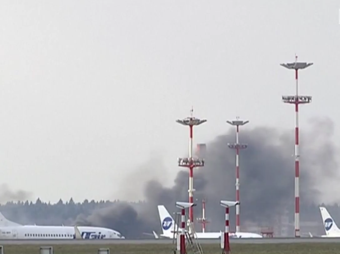 يتصاعد دخان أسود من مدرج بمطار فنوكافا في العاصمة الروسية موسكو، وذلك قبل دقائق من موعد وصول طائرة وزير الخارجية الأميركي ريكس تيلرسون.