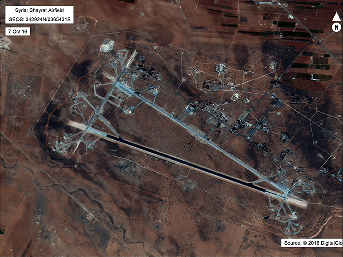 الصور الأولية التي نشرها البنتاغون للمطار السوري المستهدف (وزارة الدفاع الأميركية)