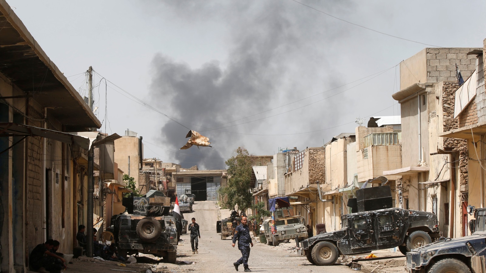 ‪دخان يتصاعد من المدينة القديمة للموصل نتيجة المعارك بين القوات العراقية وتنظيم الدولة‬ (رويترز)