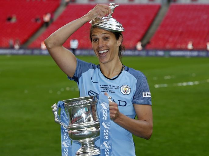 Britain Football Soccer - Birmingham City v Manchester City - Women's FA Cup Final - Wembley Stadium, London, England - 13/5/17 Manchester City's Carli Lloyd celebrates with the trophy after winning the Women's FA Cup Final Action Images via Reuters / Paul Childs Livepic EDITORIAL USE ONLY. No use with unauthorized audio, video, data, fixture lists, club/league logos or