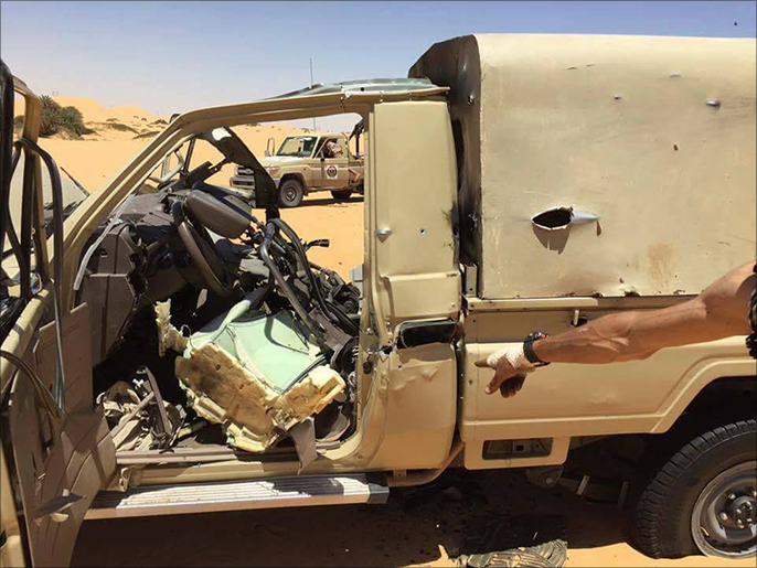 مركبة عسكرية تابعة للواء 12 مجحفل دمرتها قوات حكومة الوفاق أثناء اقتحام قاعدة براك الشاطئ (ناشطون)