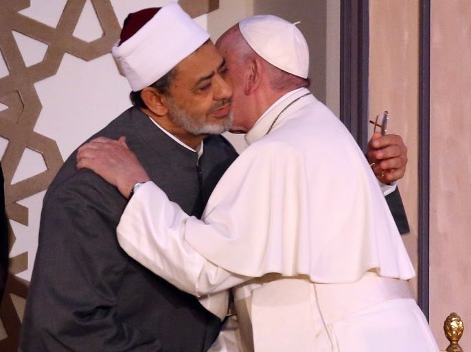 Pope Francis embraces Al-Azhar's Grand Imam Ahmed al-Tayeb during a meeting at Cairo, Egypt April 28, 2017. REUTERS/Alessandro Bianchi