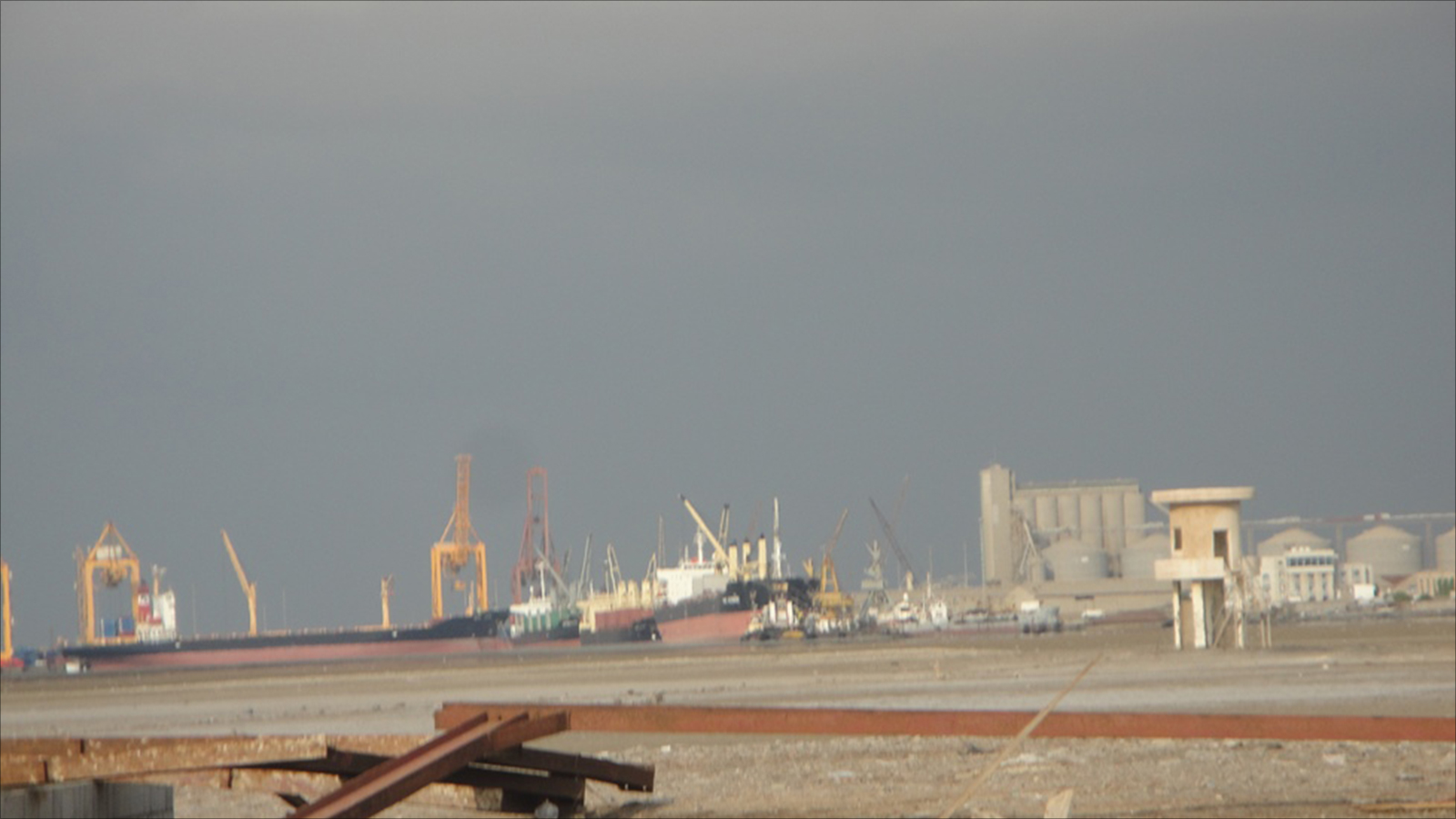 ‪ميناء الحديدة يخضع حاليا لسيطرة الحوثيين ويطالب التحالف العربي بوضعه تحت إشراف الأمم المتحدة‬ (الجزيرة)