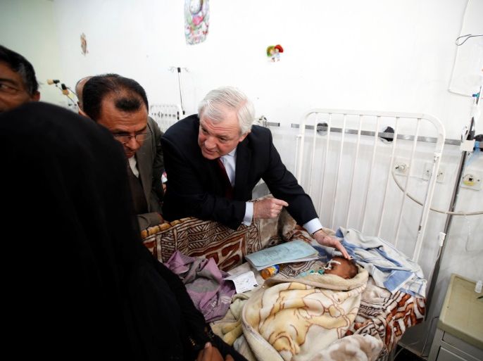 United Nations Under-Secretary-General for Humanitarian Affairs Stephen O'Brien (R) speaks to the mother of a malnourished child at a malnutrition treatment center in Sanaa, Yemen March 2, 2017. REUTERS/Khaled Abdullah