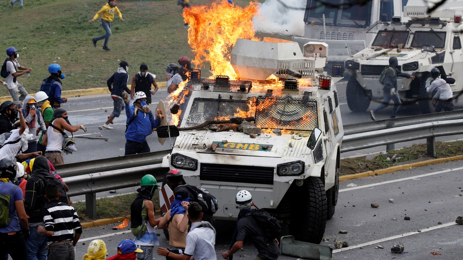 احتجاجات فنزويلا شهدت صدامات واشتباكات خلفت 29 قتيلا خلال شهر واحد (رويترز)