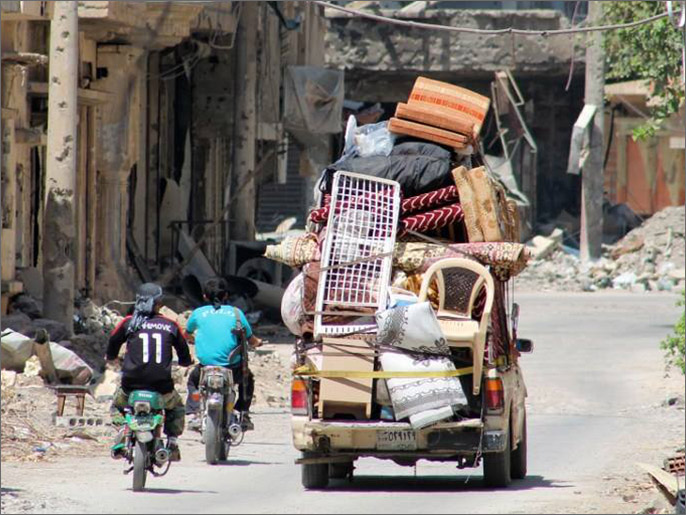 شاحنة صغيرة محملة بقطع أثاث نهبها الشبيحة من منازل في حلب (ناشطون)
