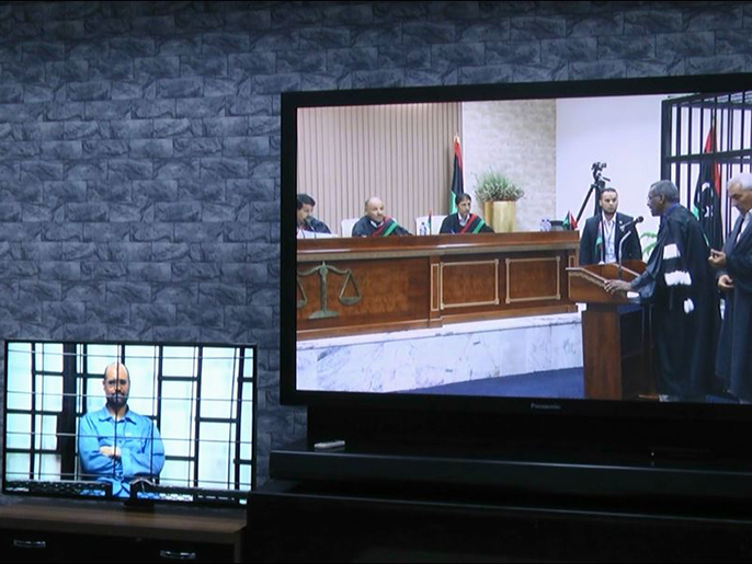 ‪إحدى جلسات محاكمات عناصر النظام السابق بسجن الهضبة بطرابلس‬ (الجزيرة)