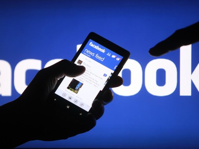 A smartphone user shows the Facebook application on his phone in the central Bosnian town of Zenica, in this photo illustration, May 2, 2013. Facebook Inc's mobile advertising revenue growth gained momentum in the first three months of the year as the social network sold more ads to users on smartphones and tablets, partially offsetting higher spending which weighed on profits. REUTERS/Dado Ruvic (BOSNIA AND HERZEGOVINA - Tags: SOCIETY SCIENCE TECHNOLOGY BUSINESS)