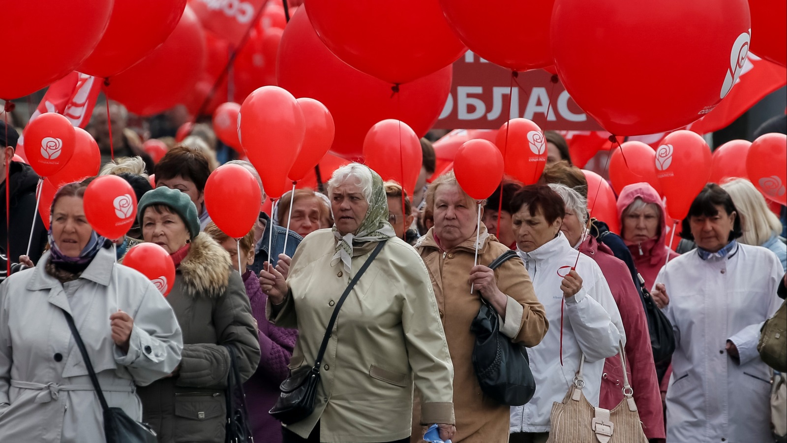 ‪نسوة يحتفلن بعيد العمال وسط كييف في أوكرانيا‬ (رويترز)