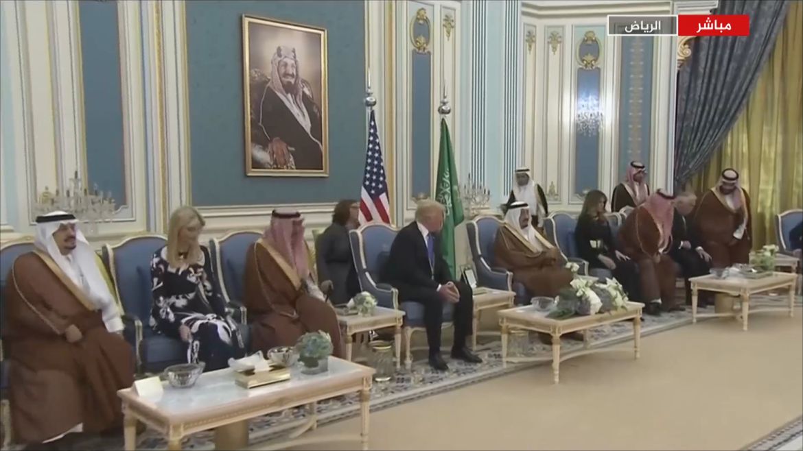 العاهل السعودي يستقبل ترمب في الرياض في أول جولة خارجية للرئيس الأمريكي منذ توليه منصبه