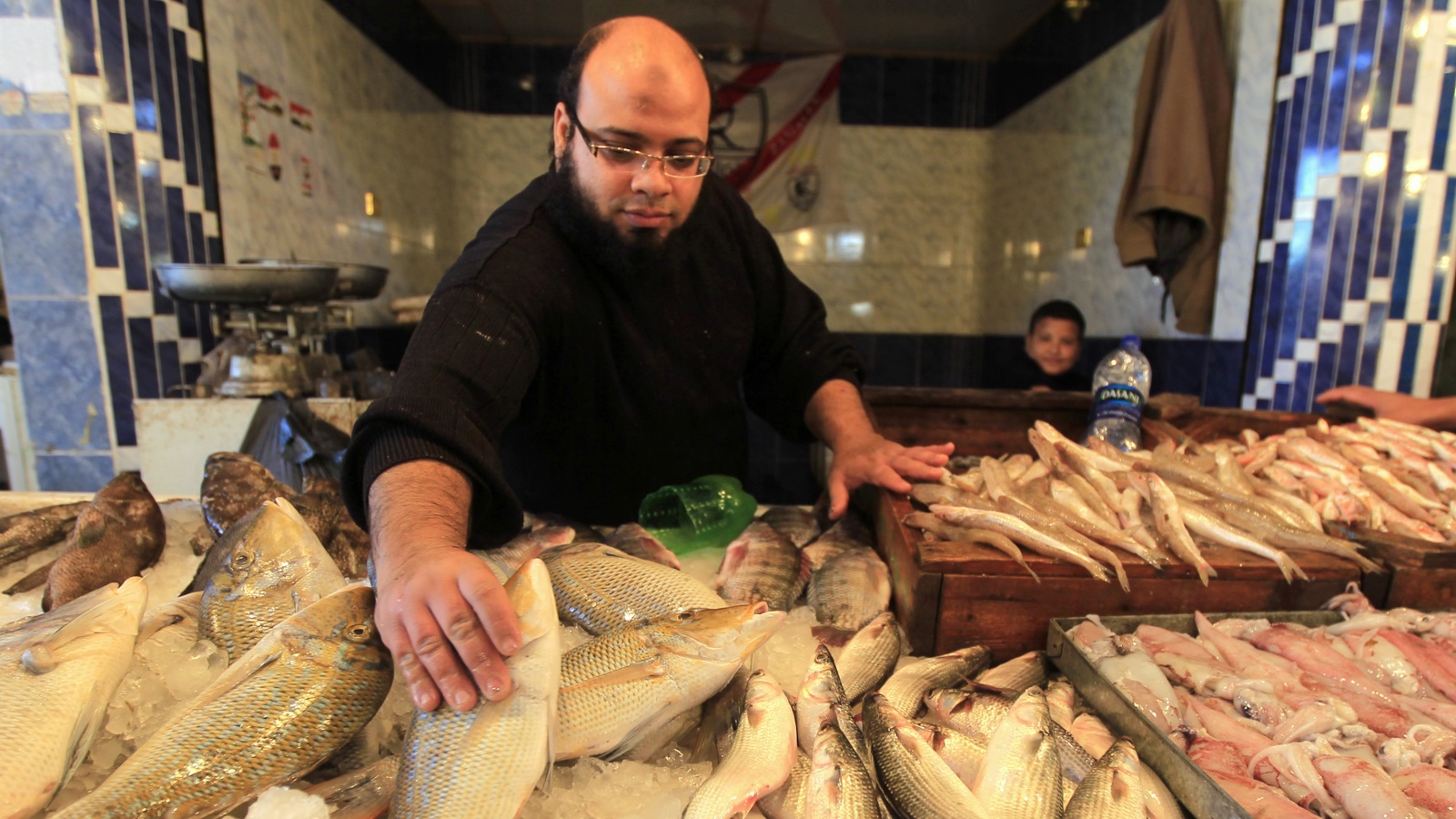‪أسعار الأسماك في السوق المحلية تراجعت بنسبة 10%‬ (رويترز)