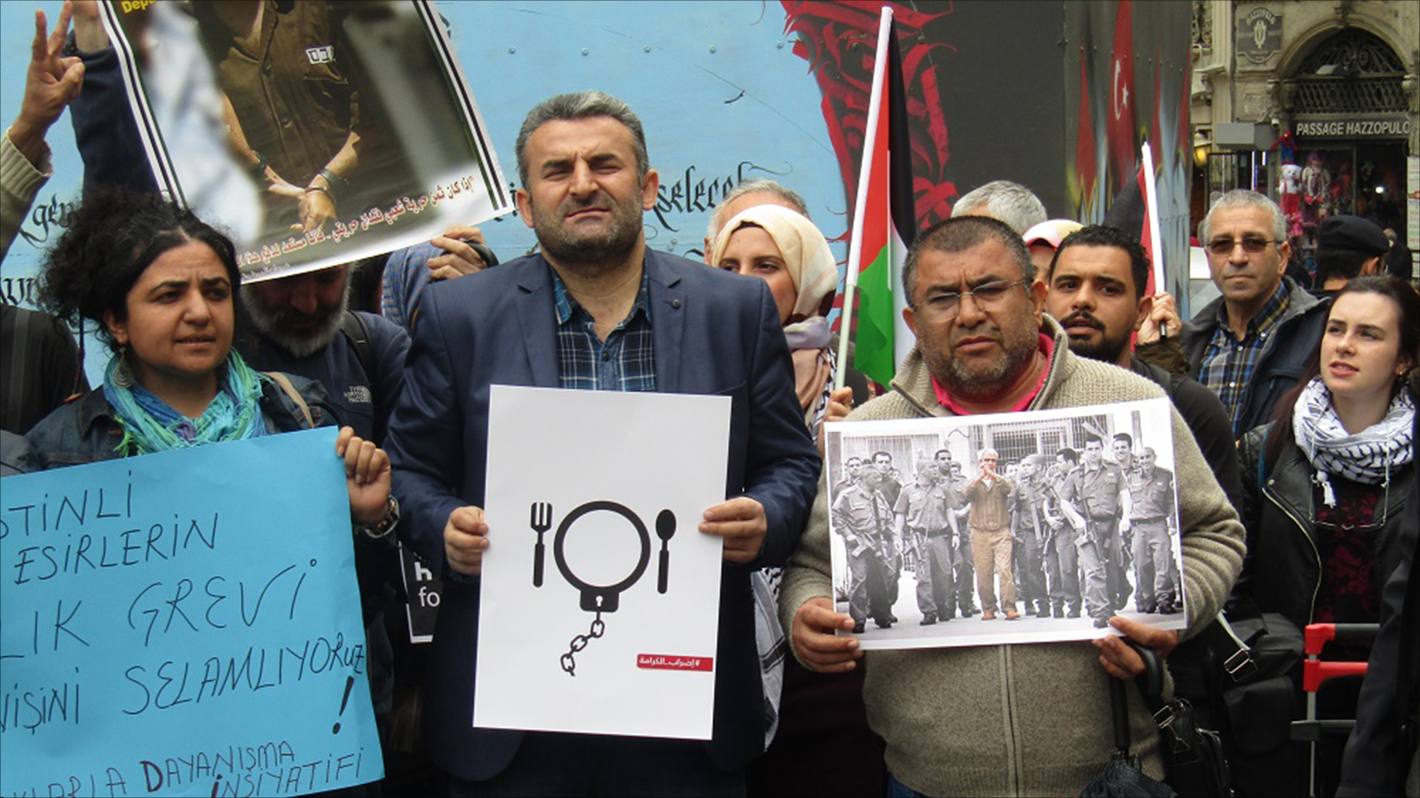 ‪نشطاء بحركة المقاطعة الدولية يرفعون صور قادة الأسرى المضربين عن الطعام في وقفة بإسطنبول‬ نشطاء بحركة المقاطعة الدولية يرفعون صور قادة الأسرى المضربين عن الطعام في وقفة بإسطنبول (الجزيرة)