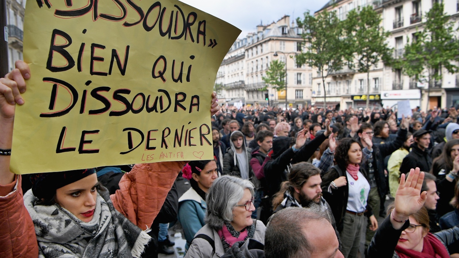 ‪المئات تظاهروا في باريس احتجاجا على إصلاحات العمل التي ينوي ماكرون تطبيقها‬ (غيتي)