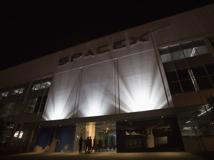 An exterior of the SpaceX headquarters in Hawthorne, California May 29, 2014. Space Exploration Technologies, or SpaceX, on Thursday unveiled an upgraded passenger version of the Dragon cargo ship NASA buys for resupply runs to the International Space Station. REUTERS/Mario Anzuoni (UNITED STATES - Tags: POLITICS TRANSPORT SCIENCE TECHNOLOGY SOCIETY BUSINESS LOGO)
