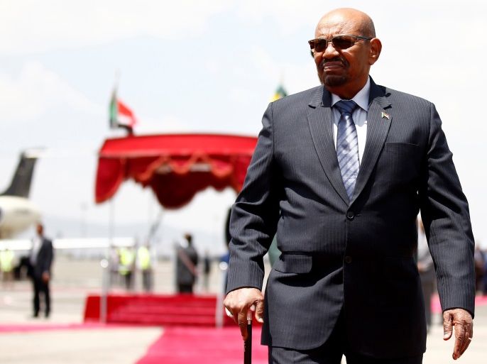 Sudan’s President Omar Al Bashir walks to review a guard of honor at Bole International Airport during his official visit to Ethiopia's capital Addis Ababa, April 4, 2017. REUTERS/Tiksa Negeri