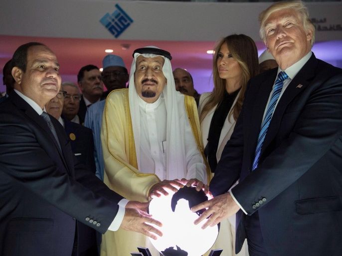 epa05980374 A handout photo made available by the Saudi Press Agency (SPA) shows US President Donald J. Trump (R), US First Lady Melania Trump (R-2), King Salman bin Abdulaziz al-Saud of Saudi Arabia (C) and Egyptian President Abdel Fattah al-Sisi (L)
