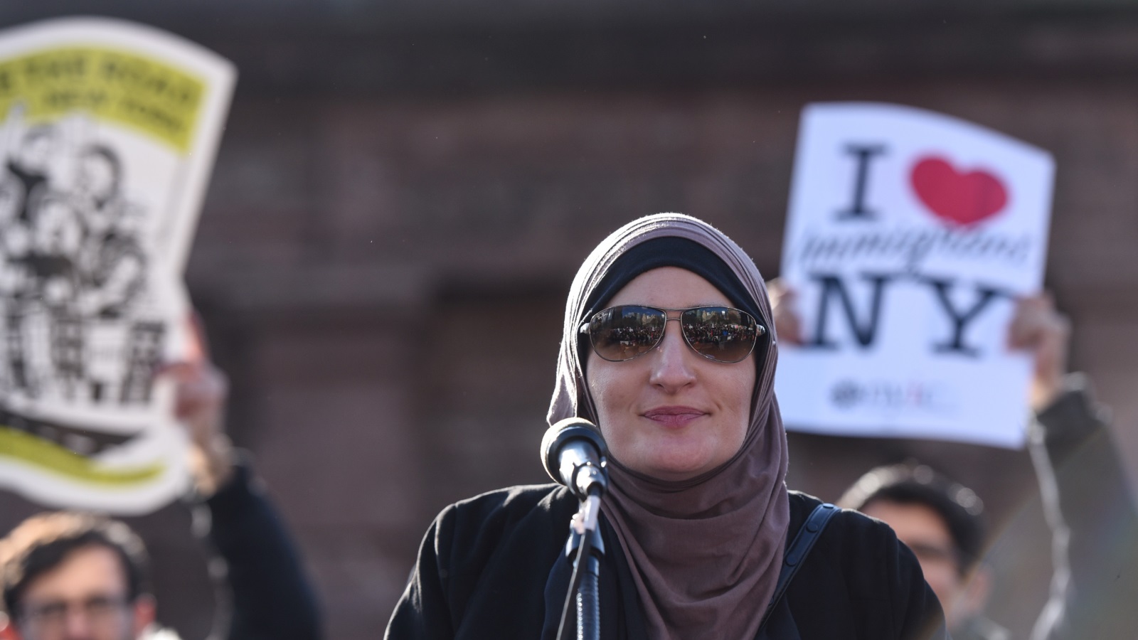 ‪الناشطة الفلسطينية ليندا صرصور في احتجاجات ضد قرار ترمب بشأن المسلمين‬ (رويترز)