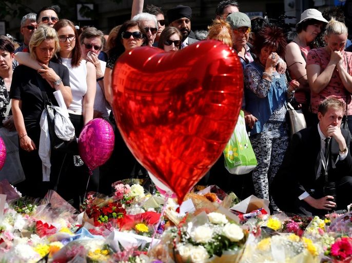 People observe a minute of silence for the victims of the Manchester Arena attack, in St Ann's Square, in central Manchester, Britain May 25, 2017. REUTERS/Stefan Wermuth