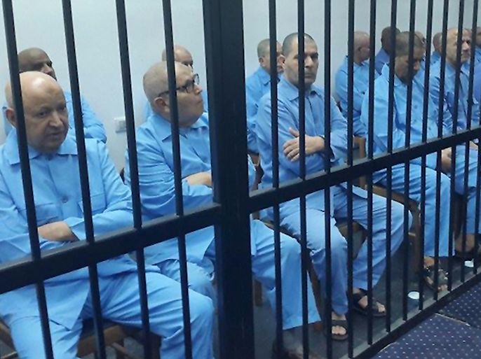 عدد من رموز النظام السابق أثناء محاكمتهم بسجن الهضبة بطرابلس (خاصة)