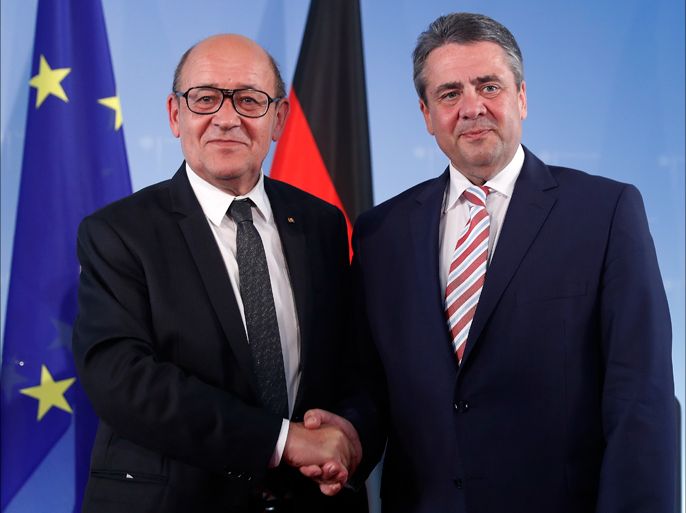 epa05981721 German Foreign Minister Sigmar Gabriel (R), and his French counterpart, Jean Yves Le Drian shake hands after their joint press conference after their meeting in the Foreign Office in Berlin, Germany, 22 May 2017. The politicians discussed the bilateral relations of their countries and the current political issues in Europe. EPA/FELIPE TRUEBA