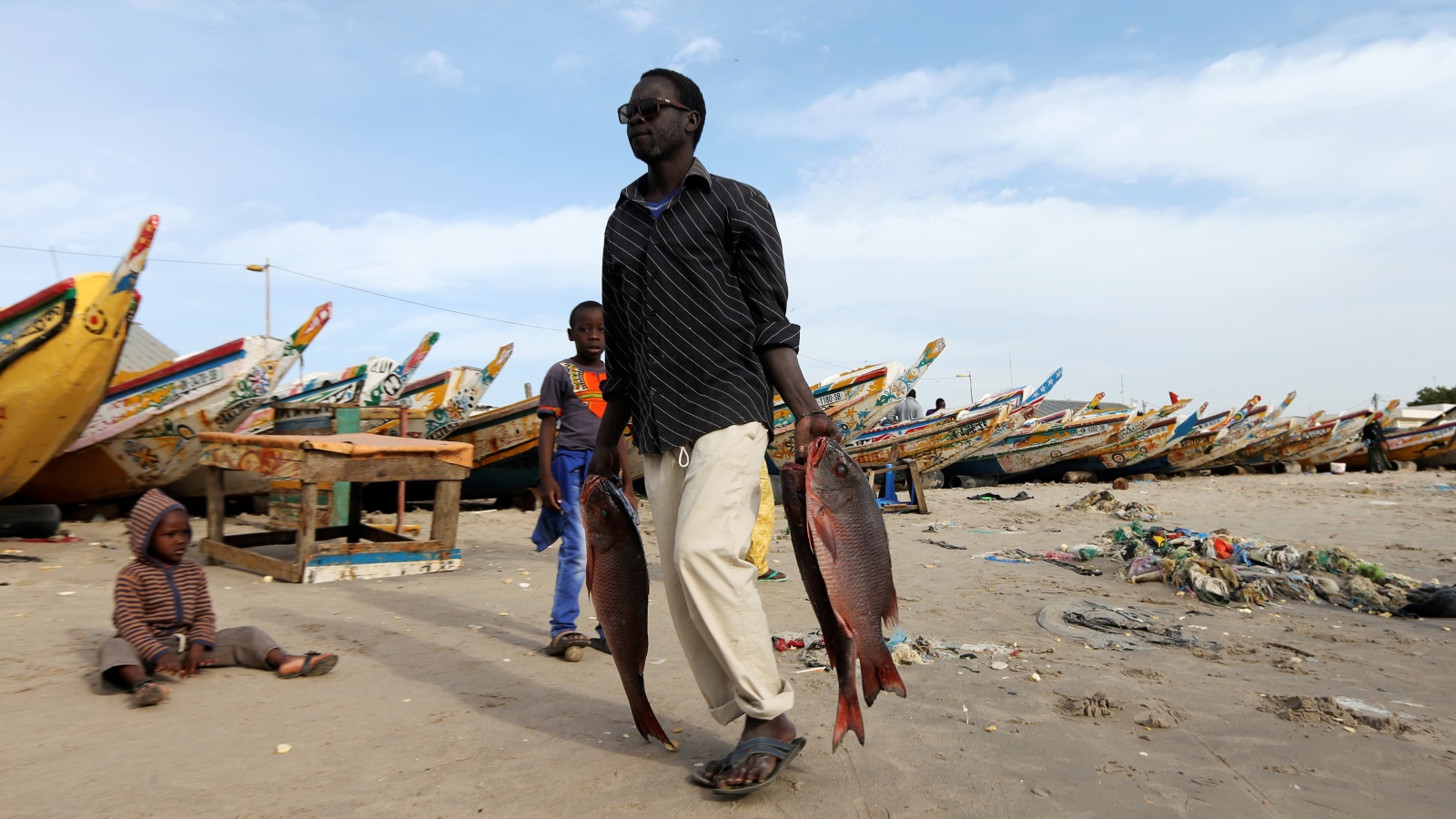مشهد من سوق السمك في دكار بالسنغال آخر 2016 (رويترز)