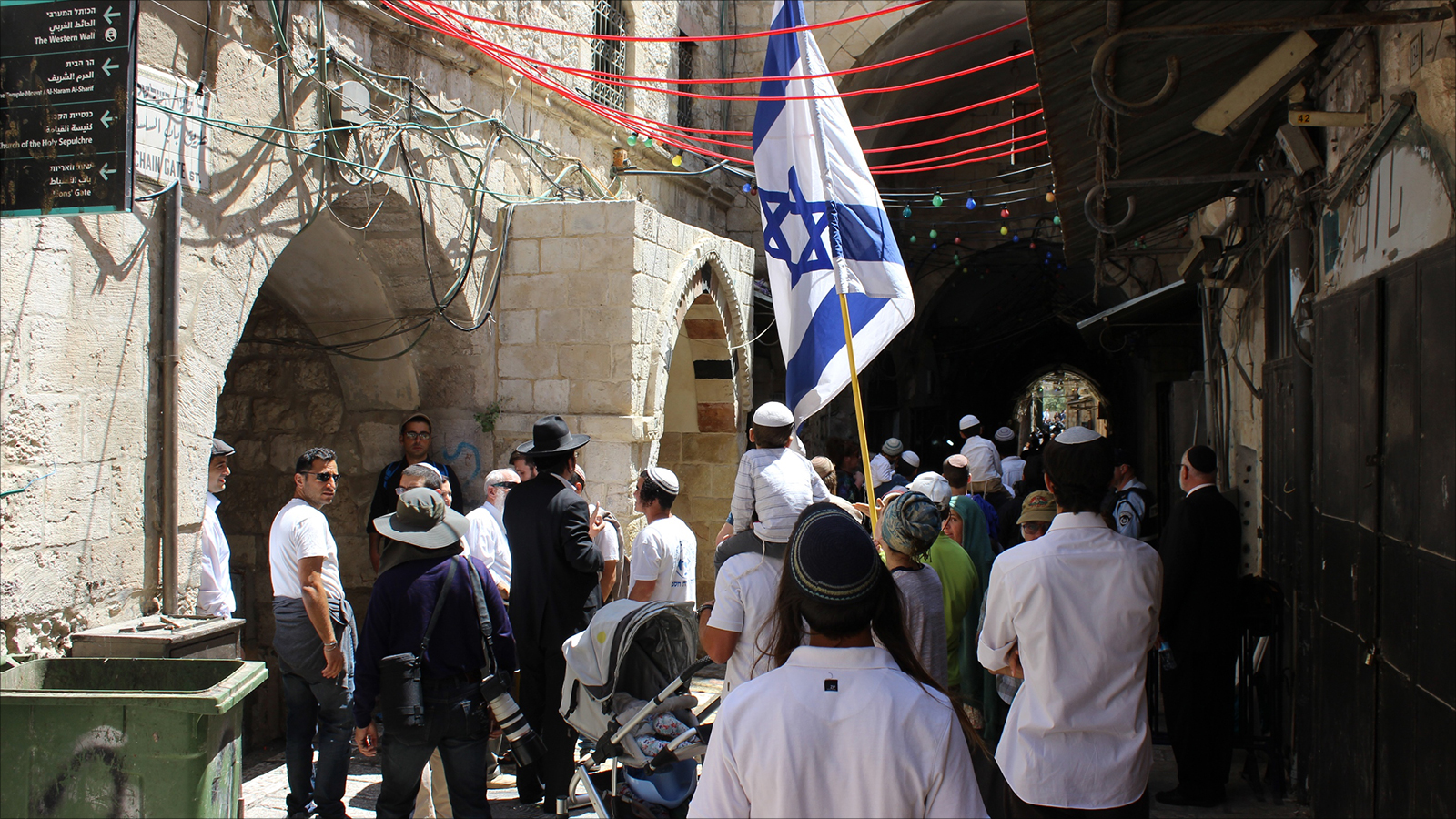 مستوطنون يجوبون أزقة القدس بعد اقتحامهم الأقصى (الجزيرة)