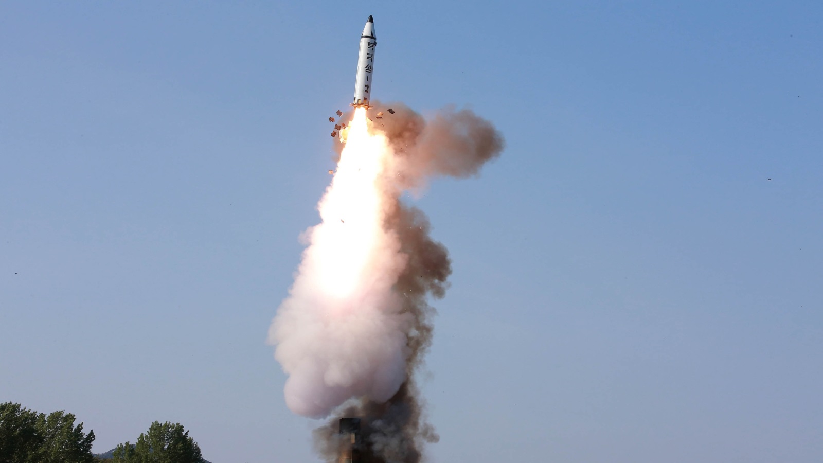 ‪كوريا الشمالية أجرت الأحد تجربة صاروخ بالستي متوسط المدى‬ كوريا الشمالية أجرت الأحد تجربة صاروخ بالستي متوسط المدى (رويترز)