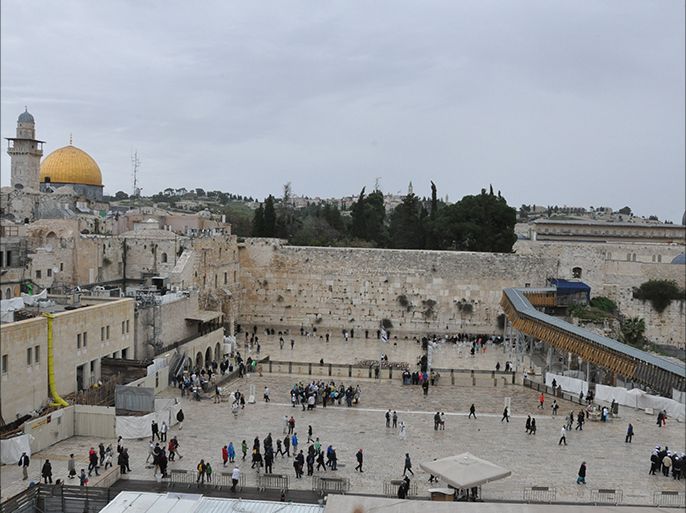 المجلس التنفيذي لليونسكو صوت عام 2016 على قرار تضمن تعريفا بأن الحرم القدسي الشريف مكان مقدس للمسلمين. ولم يذكر القرار أي علاقة لليهود به وبحائط البراق الذي يسمونه "حائط المبكى".