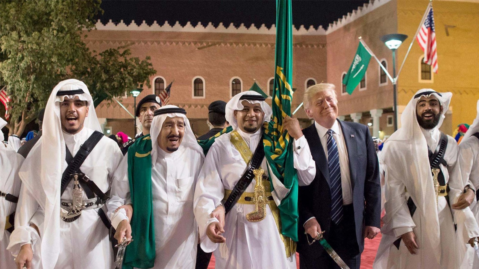 الرئيس ترمب يشارك في الرقص السعودي التقليدي في قصر المربع بالرياض أثناء زيارته الأخيرة للبلاد (رويترز)