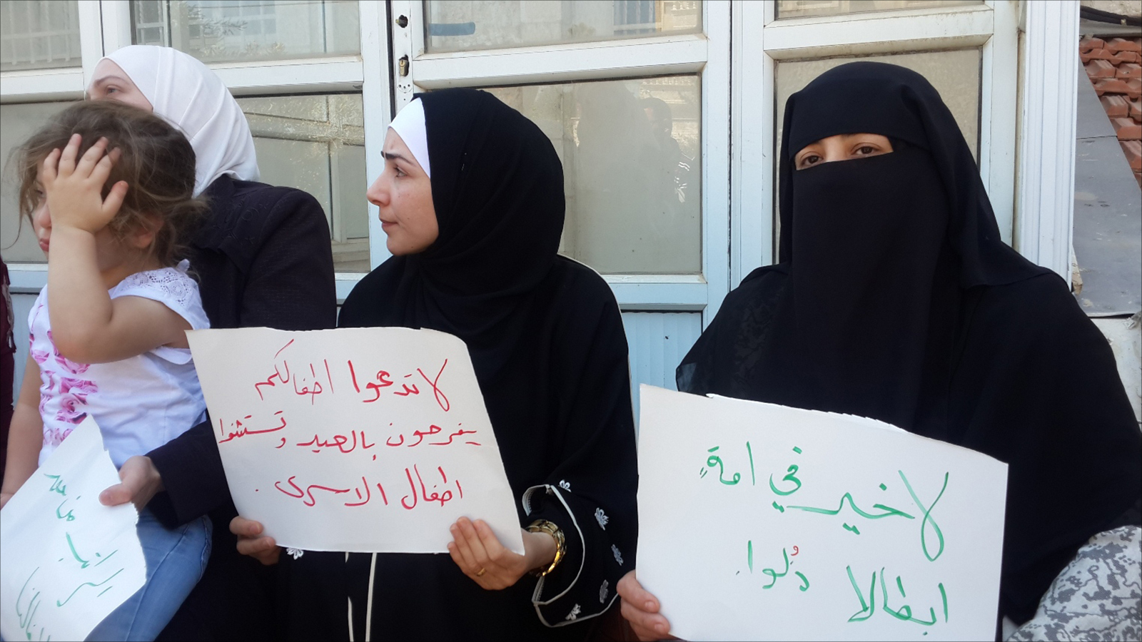 ‪زوجات أسرى من حماس يعتصمن ضد تجميد مخصصاتهم‬ الجزيرة)