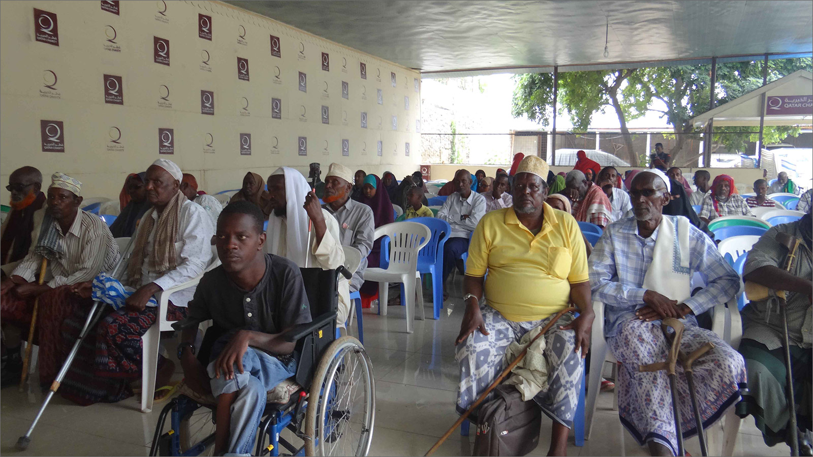 مكفولون في مقديشو ينتظرون منحة نقدية في مقر قطر الخيرية بالصومال(الجزيرة)