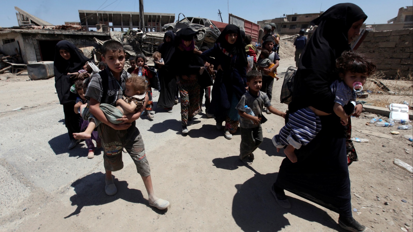 مئات المدنيين وصلوا إلى مناطق سيطرة الجيش العراقي (رويترز)