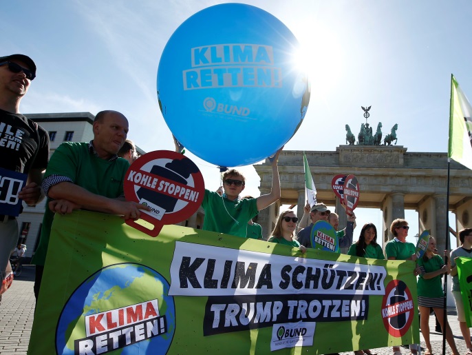 نشطاء ببرلين يحتجون على انسحاب أميركا من معاهدة باريس (رويترز)