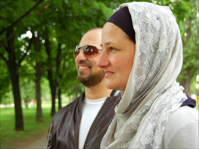 المخرجة تتيانا سوتشكوفا مع الداعية طارق سرحان (الجزيرة)