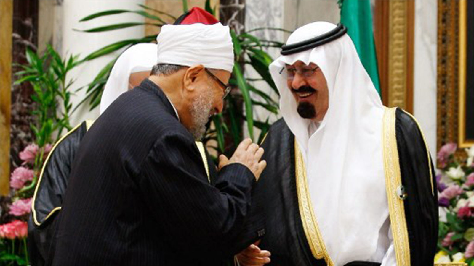 ‪الملك عبد الله والشيخ يوسف القرضاوي‬ (مواقع التواصل الاجتماعي)
