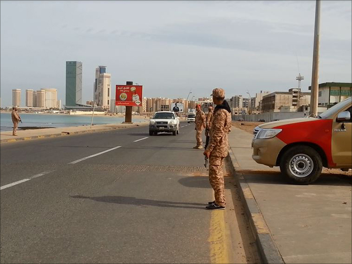 ‪دورية للشرطة العسكرية بمدينة طرابلس‬ (الجزيرة)