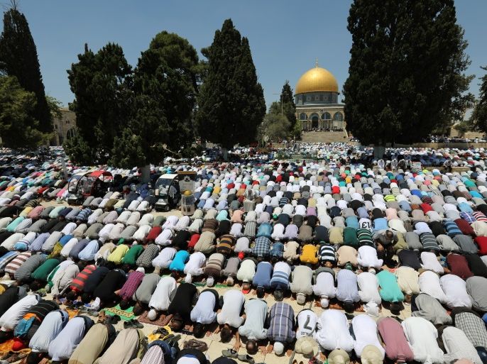 Muslims pray during the Friday prayers for Ramadan, on the compound known to Muslims as Noble Sanctuary and to Jews as Temple Mount in Jerusalem's Old City June 16, 2017. REUTERS/Ammar Awad