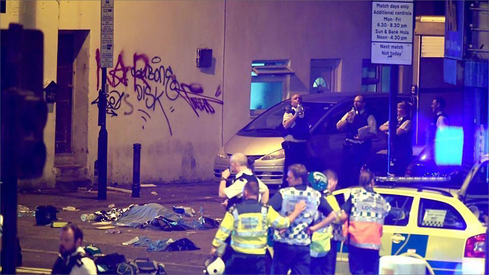الشرطة في موقع دعس يميني متطرف لمسلمين بعد انتهائهم من صلاة التراويح بمسجد فينسبري شمال لندن