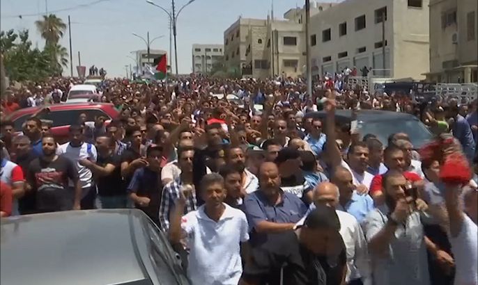 الآلاف يشيعون في الأردن جثمان الجواودة