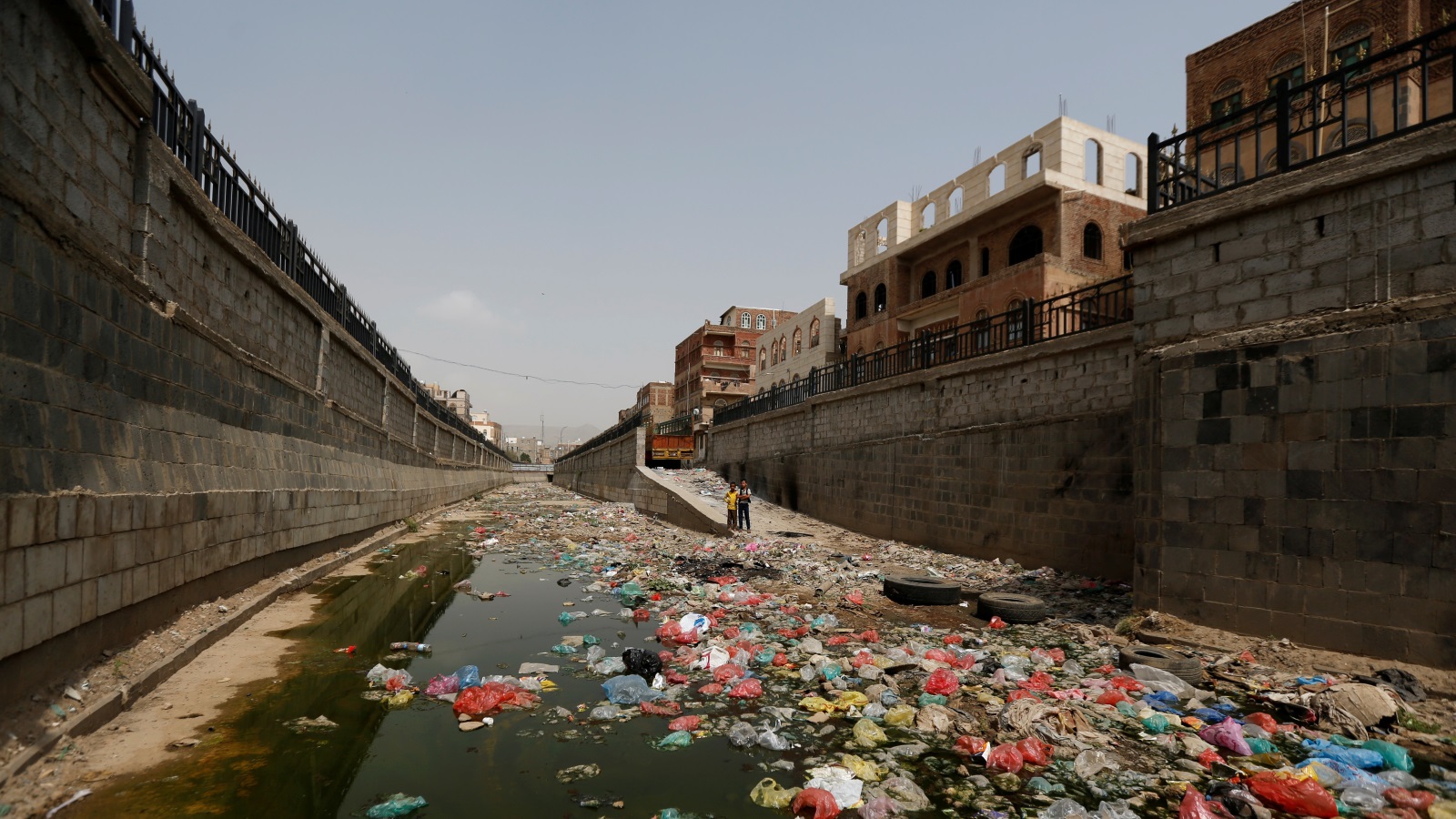 قنوات الصرف الصحي المكشوفة في صنعاء تتسبب في انتشار الأمراض والأوبئة مثل الكوليرا (رويترز)