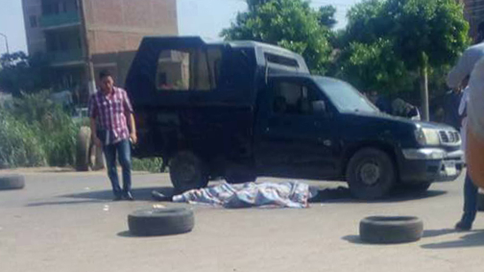 ‪استهداف سيارة شرطة بمنطقة البدرشين في الجيزة أسفر عن مقتل أميني شرطة وثلاثة مجندين‬ (ناشطون)
