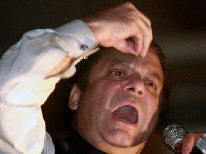 FILE PHOTO: Former Pakistan prime minister Nawaz Sharif addresses his supporters during a rally in Lahore November 26, 2007. REUTERS/Mian Khursheed/File Photo